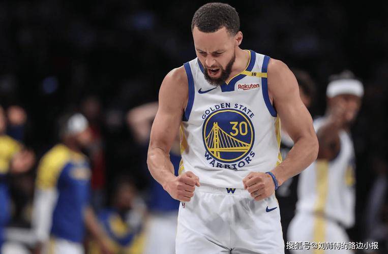 76人险胜独行侠,库里三分雨点燃全场 76人险胜独行侠,库里三分雨点燃全场