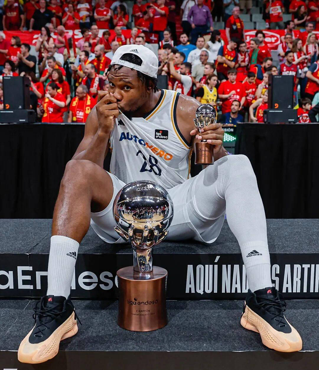 包含塞尔维亚男篮绝杀法国男篮，克莱惊艳世界的词条