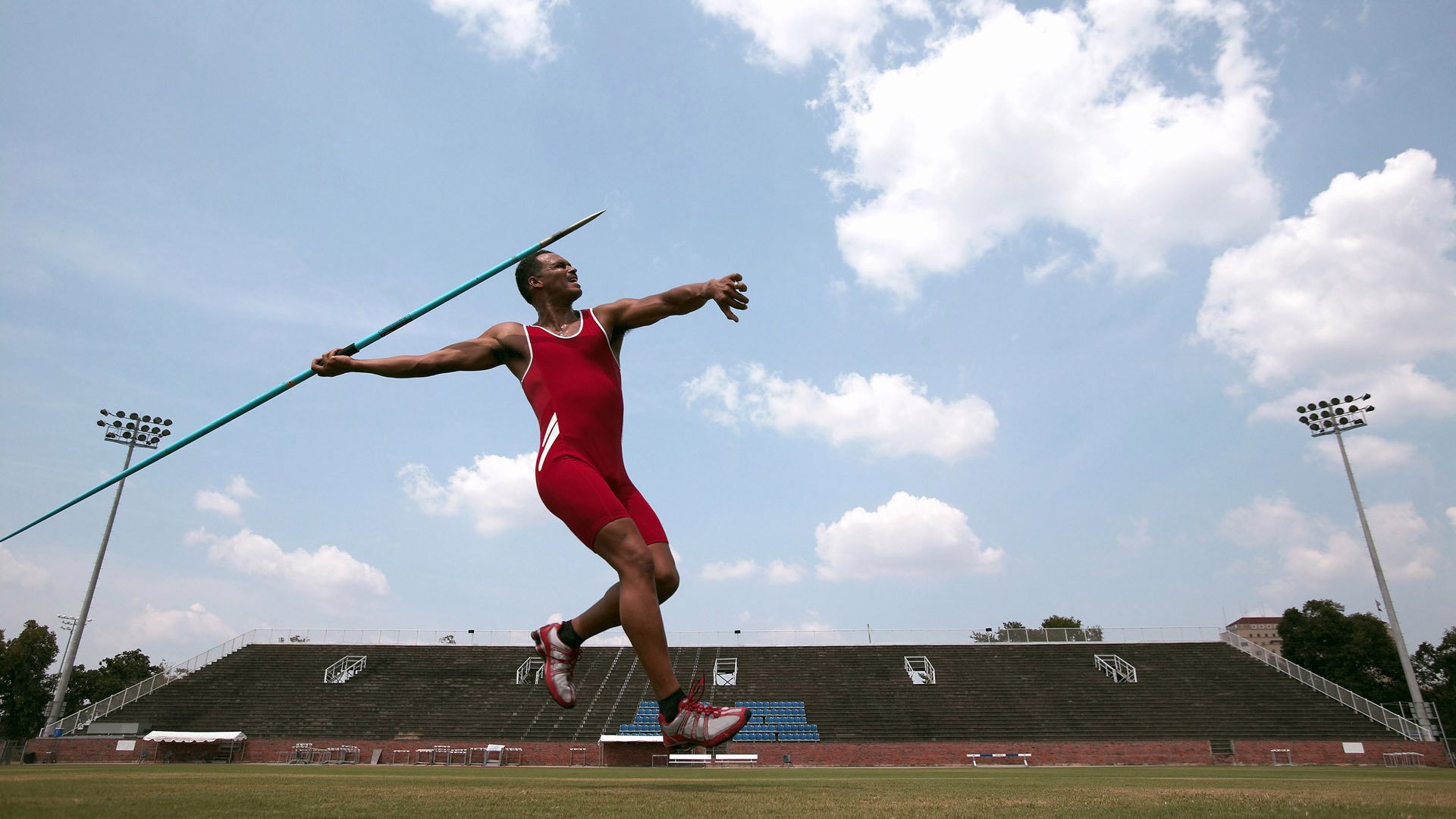 赛道上的逆袭，周冠宇领衔红牛车队碾压索伯车队